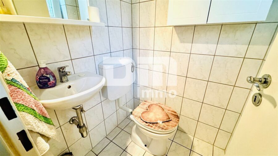 (R)erserviert!!!Einfamilienhaus mit 2 Balkonen, Garten / Freisitz + Garage in gesuchter Wohnlage - EG Gäste WC
